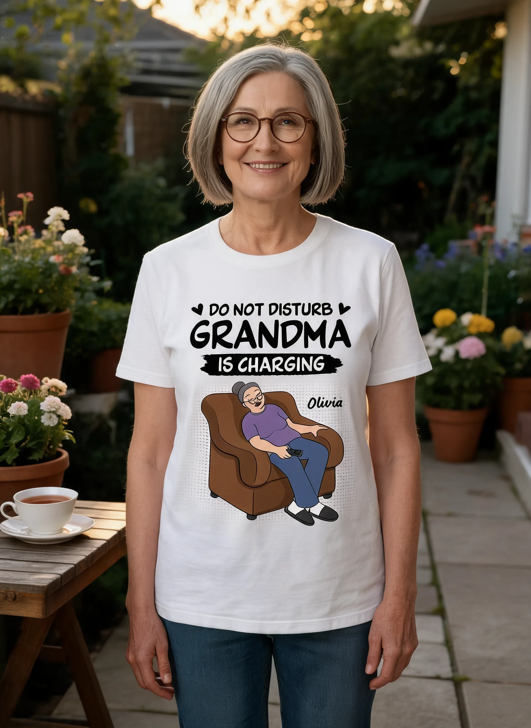 Bitte nicht stören, Oma lädt auf - Personalisiertes Shirt - Lustiges Muttertagsgeschenk für Oma, Mama — Weiß