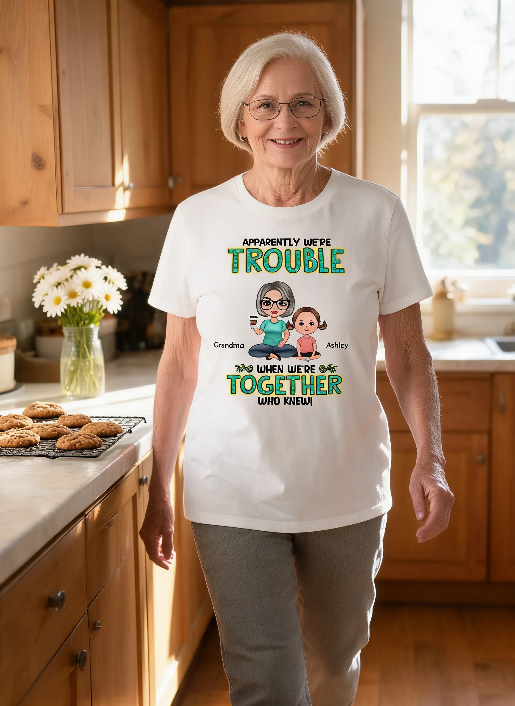 Get In Trouble Doll Oma Enkelkinder Personalisiertes Shirt — Weiß
