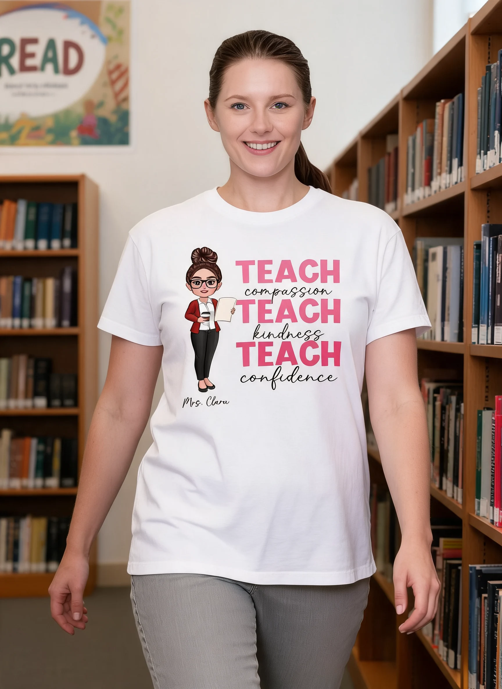 Vermittle Mitgefühl Freundlichkeit Selbstvertrauen Inspirierender Lehrer Personalisiertes Shirt, Schulstart — Weiß