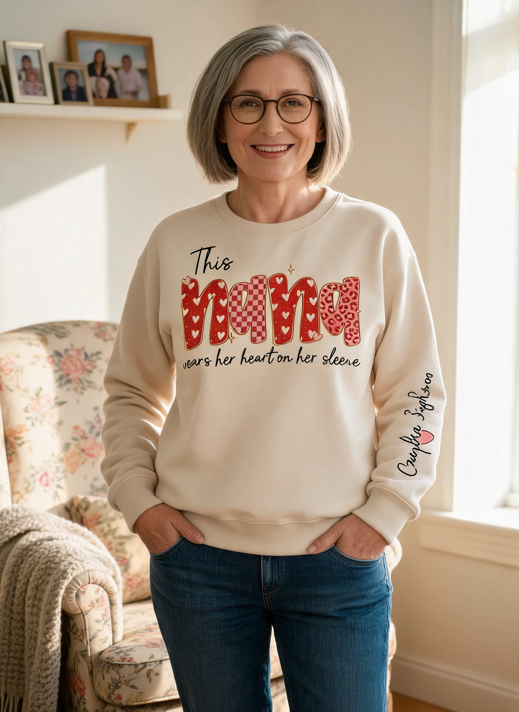 Nana Trägt Das Herz Auf Dem Ärmel Preppy-Muster - Personalisierter Sweatshirt mit Ärmeldruck - Muttertagsgeschenk Für Oma — Hellrosa