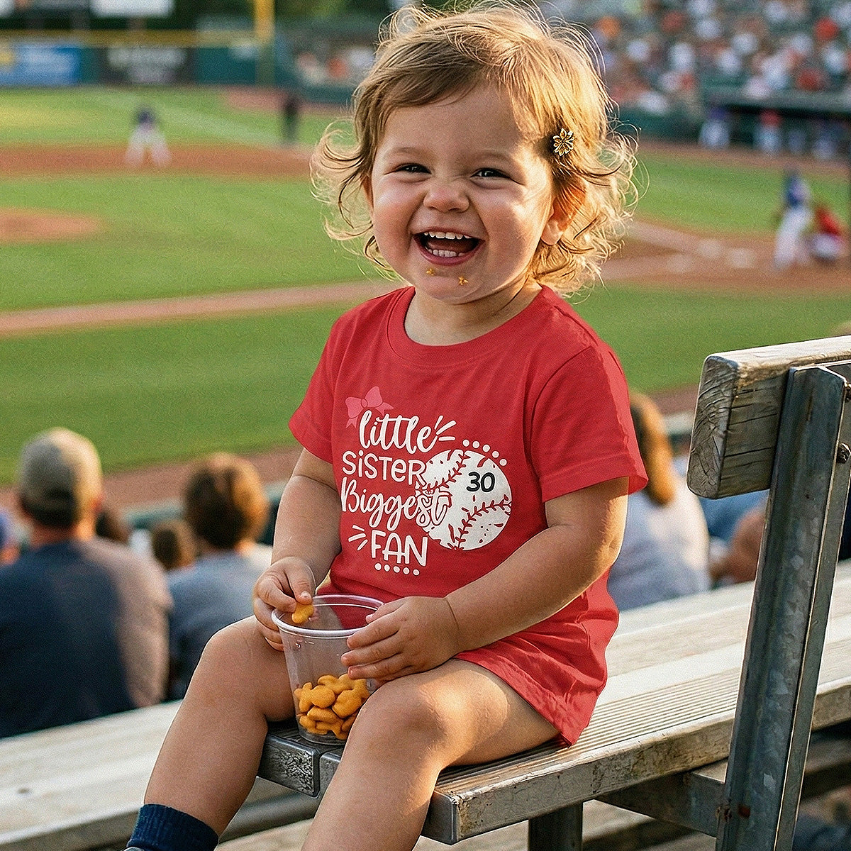 Kleine Schwester Kleiner Bruder Größter Fan - Personalisiertes Kinder-Shirt - Baseball Little League Spieltag Dunkles Shirt — Hellrosa
