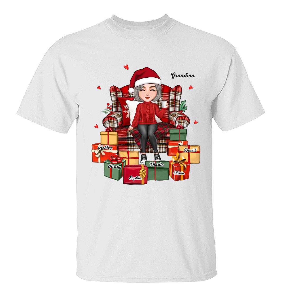 Navidad Linda Abuela Sentada en Silla Regalos Favoritos Nombres de Niños Camiseta Personalizada — Blanco