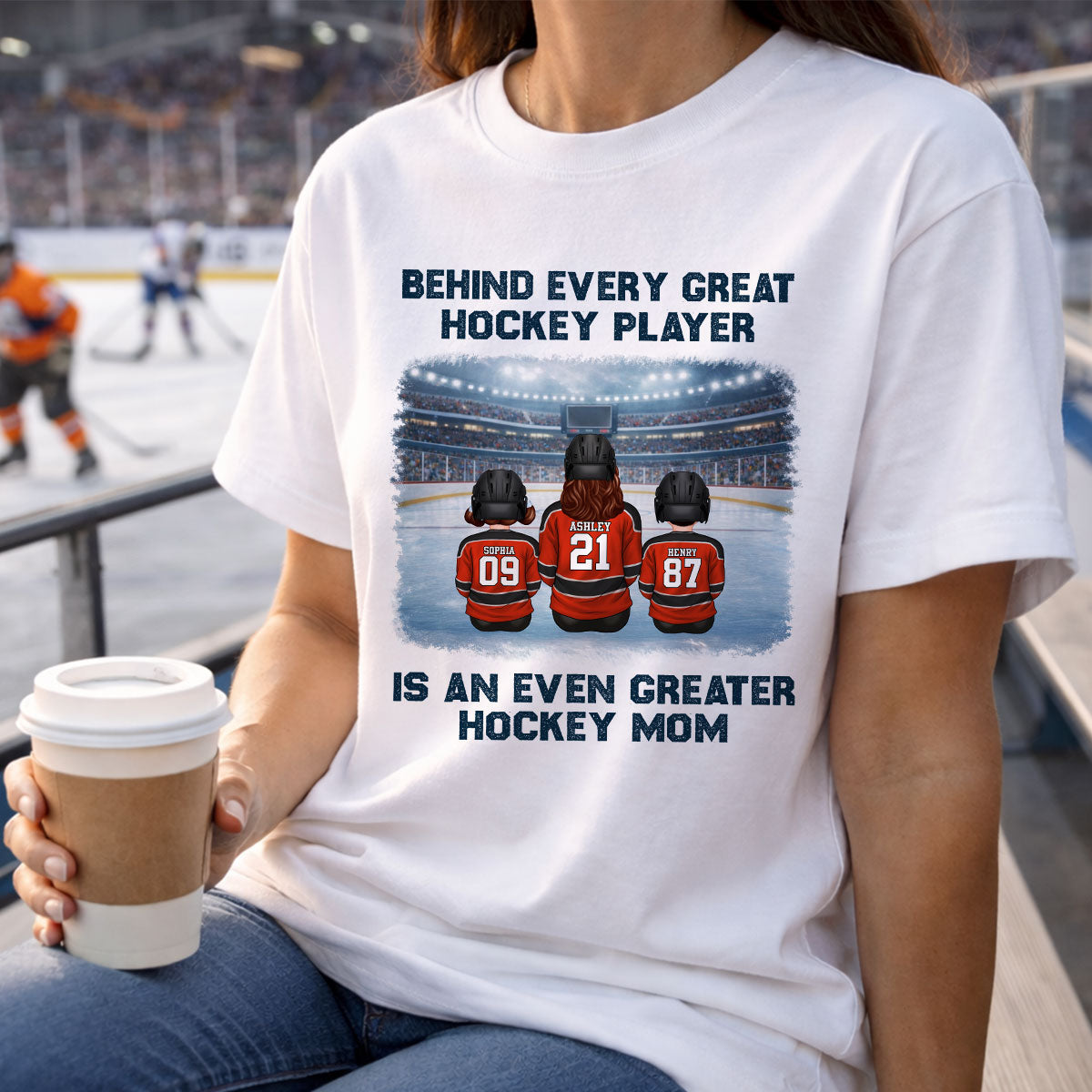 Derrière chaque grande action de hockey se trouve une maman hockey encore plus grande - T-shirt personnalisé - Cadeau de la Fête des Mères pour maman de hockey, Cadeau pour épouse — Blanc