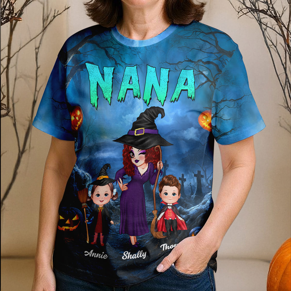 Jolie Mamie Sorcière & Enfants Dans La Nuit D'Halloween T-shirt Personnalisé, Costume d'Halloween pour Mamie — Bleu Clair