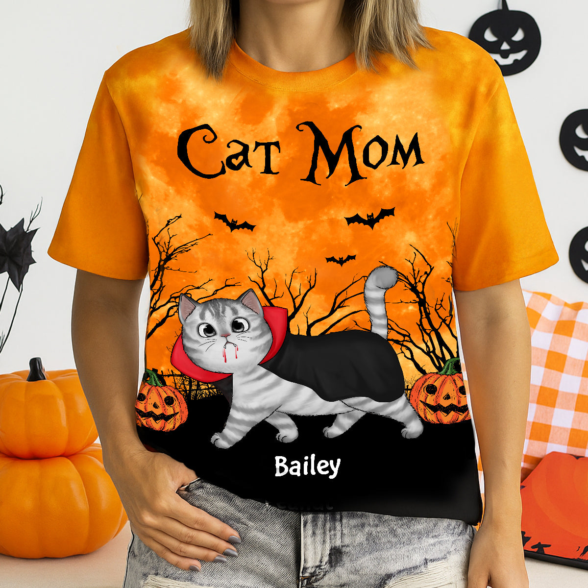 Katzenmama Halloween Mondlicht Fledermaus Baum Spazierende Katze Personalisiertes Shirt, Perfektes Kostüm für Katzenliebhaber — Sand