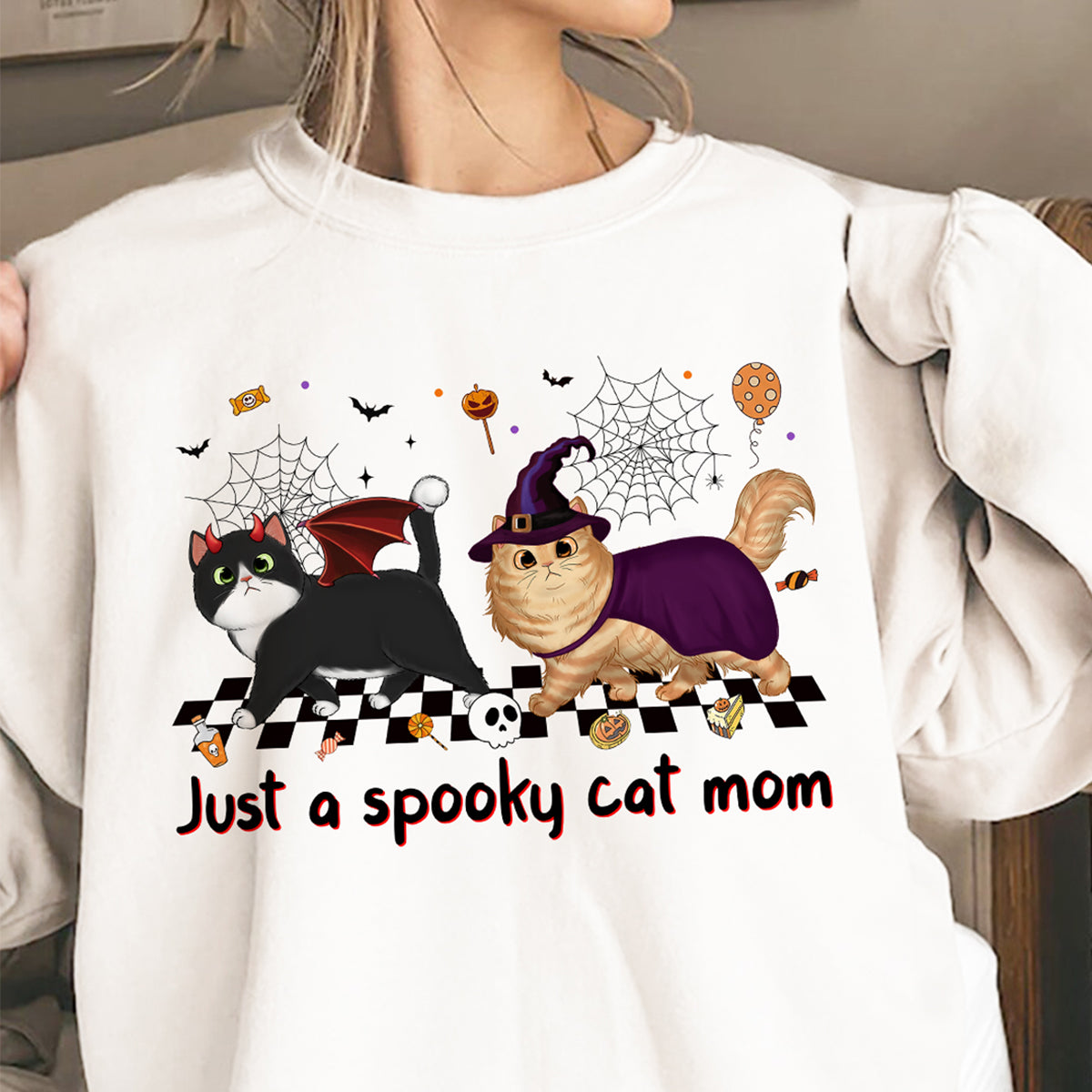 Just A Spooky Cat Mom Fluffy Cat Personalisiertes Sweatshirt, Halloween-Kostüm für Katzenliebhaber — Weiß