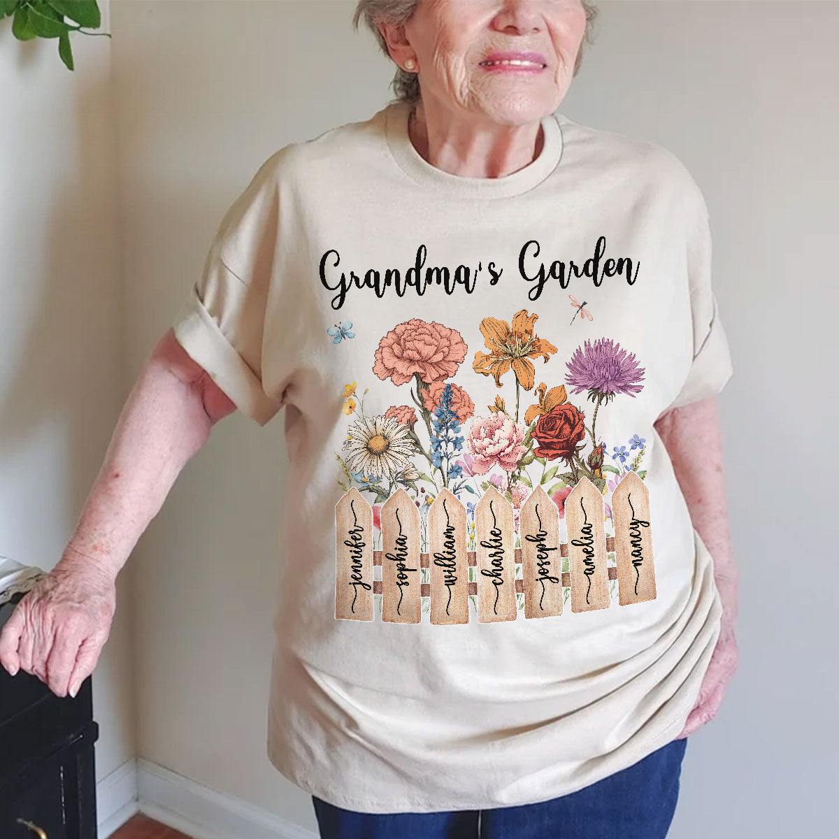 Oma Geburtsmonats-Blumengarten Enkelkinder-Namen Auf Dem Zaun Personalisiertes T-Shirt, Muttertagsgeschenk für Mama, für Oma — Sand