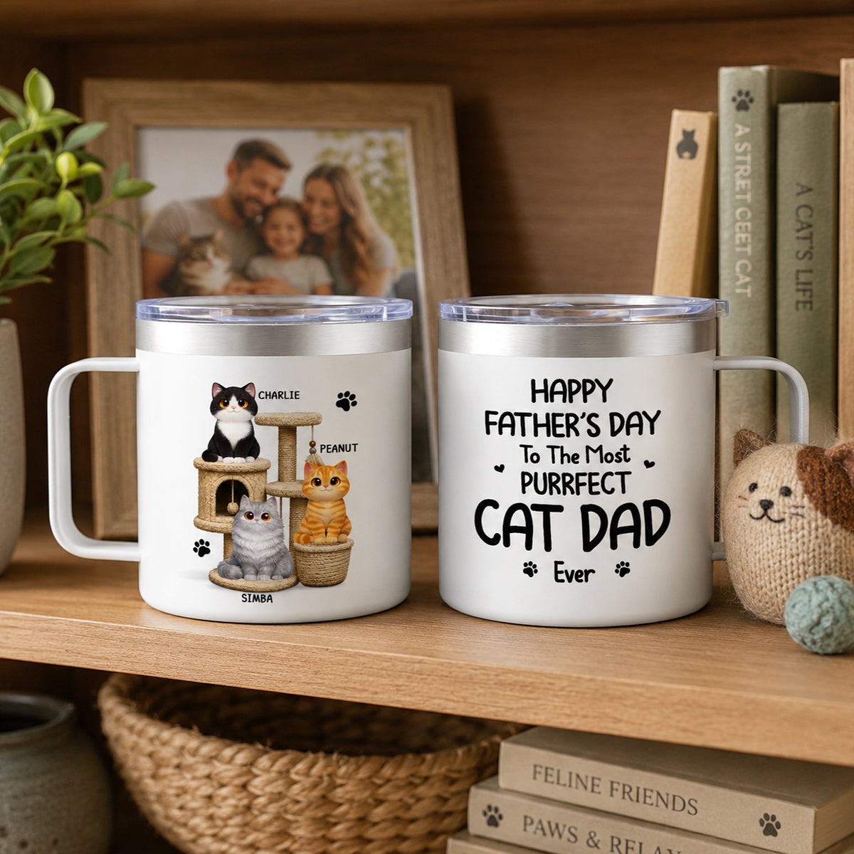 Alles Gute zum Vatertag für den purrrfekten Katzen-Papa Süße Katzen auf Katzenbaum - Personalisierter Edelstahl-Becher mit Griff - Vatertagsgeschenk für Katzen-Papa — Weiß