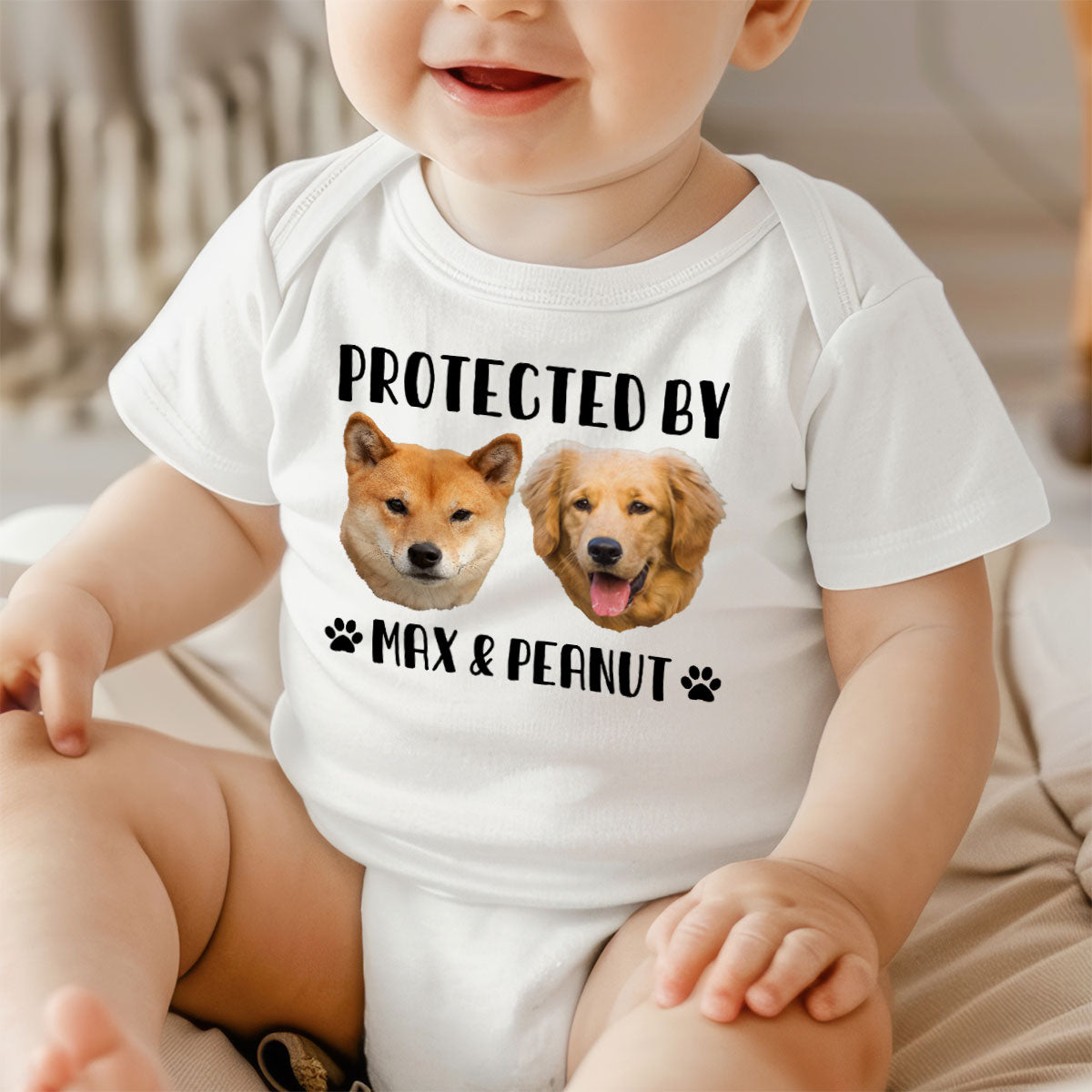 Foto hochladen Geschützt von Haustieren Personalisierter Baby-Overall Baby-Shirt — Weiß