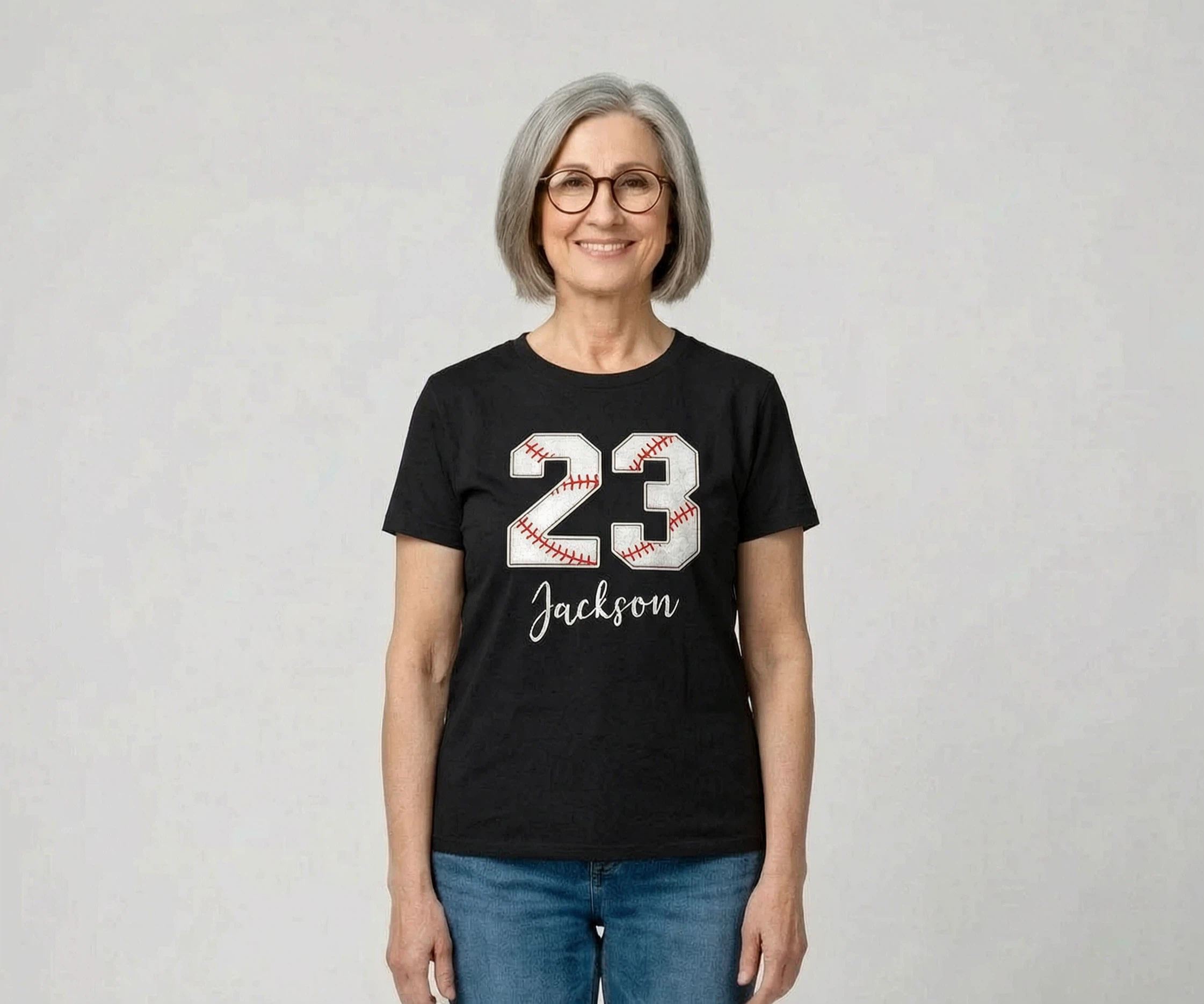 Das ist mein Enkel da draußen - Personalisiertes beidseitiges Shirt - Baseball Softball Oma Mama — Schwarz
