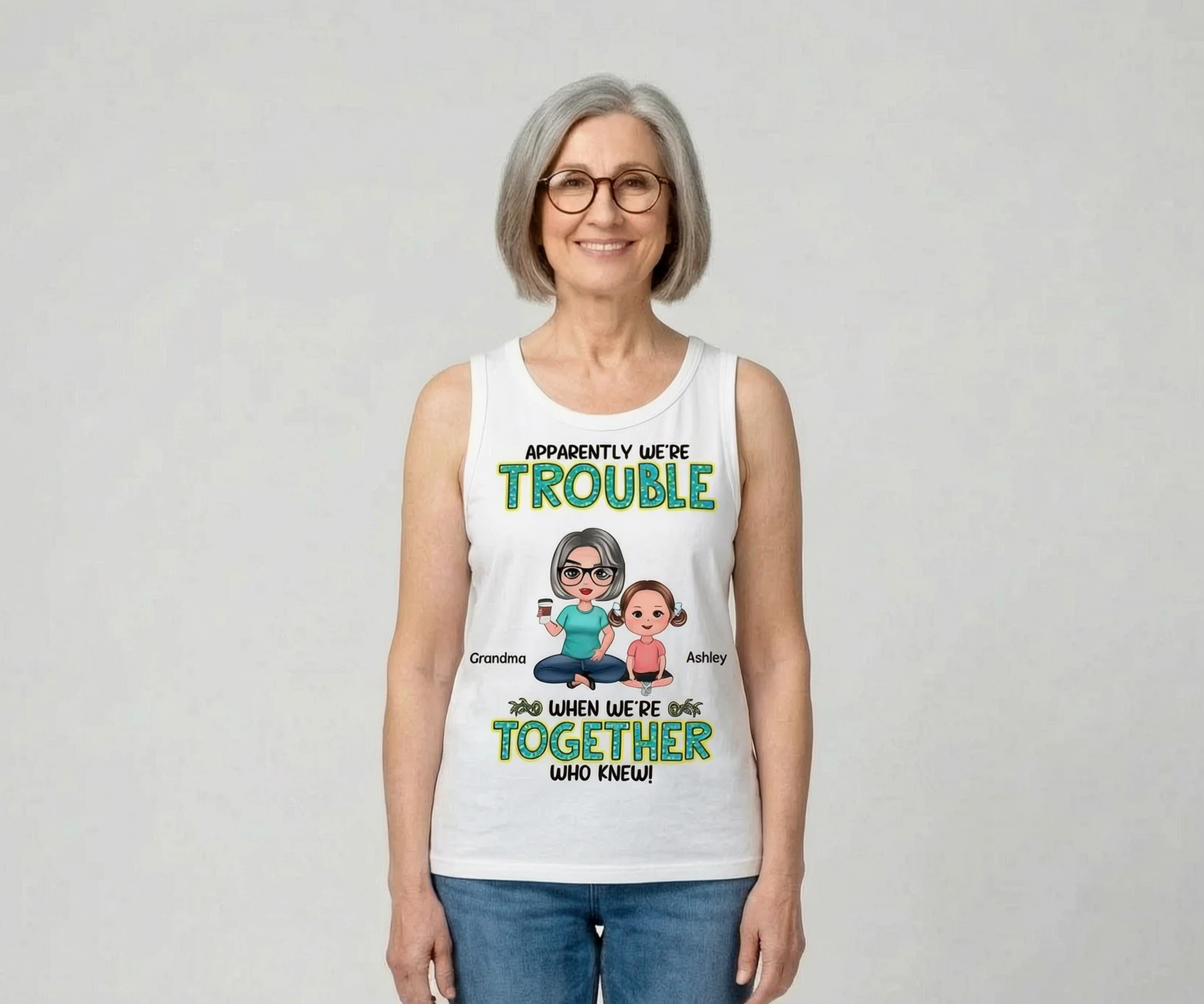 Livin' That Grandma Life Summer Vibe Happy Doll Woman & Kids Personalisiertes Tanktop — Weiß