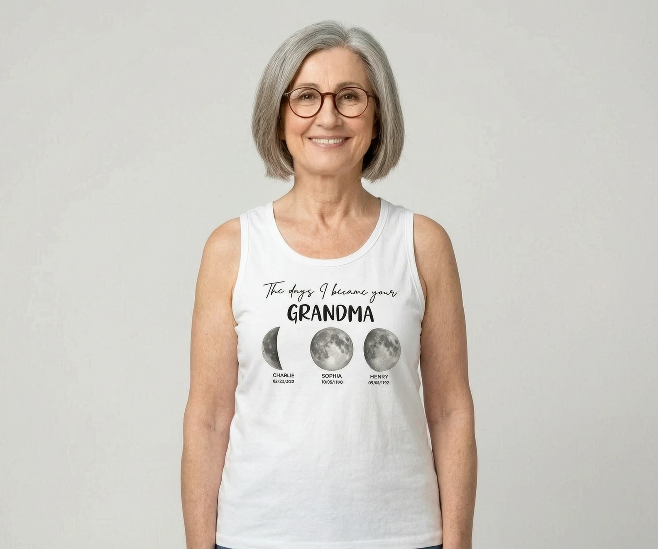 Glückliche Rentnerin Ich will nicht, ich muss nicht Verspielter Stil - Personalisiertes Tank Top - Lustiges Rentengeschenk, Geschenk für Oma, Mama — Weiß
