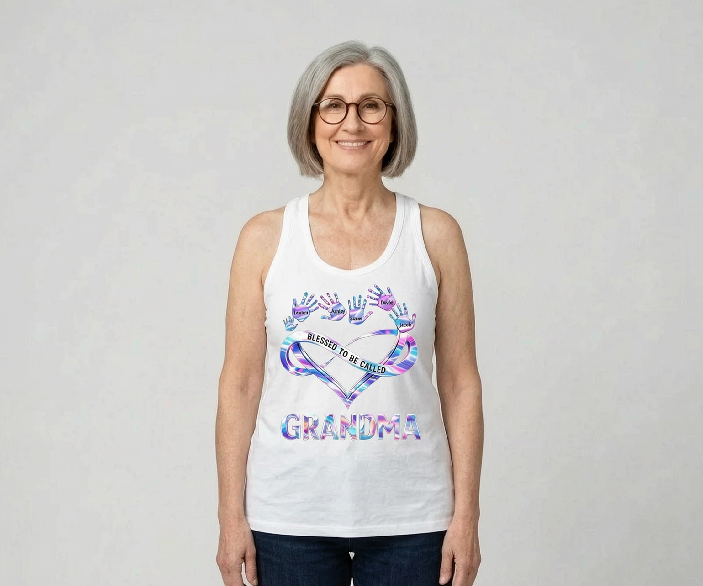 Livin' That Grandma Happy Life Whimsical Style - Personalisiertes Tank Top - Geschenk für Oma, Mama — Weiß